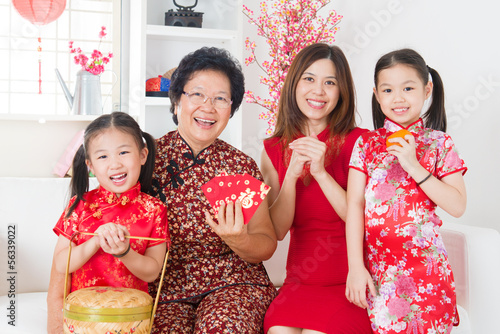 多代同堂的亚洲家庭庆祝中国新年