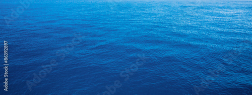 蓝色的海水为背景