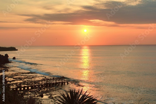 日落在金巴兰海滩，印度尼西亚巴厘岛