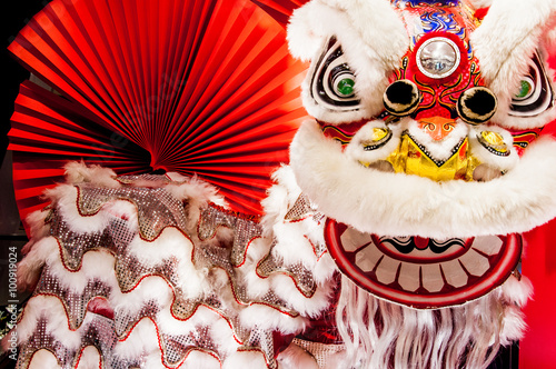 传统的彩色中国新年狮子与红扇