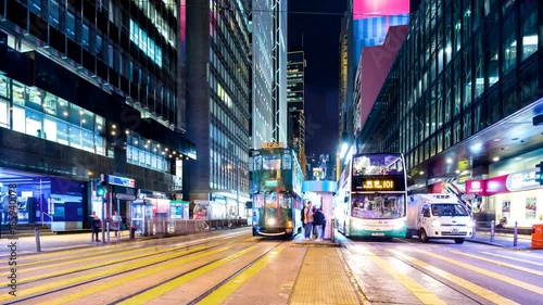 香港中环，2017年12月13日:-香港夜间交通的时间变迁