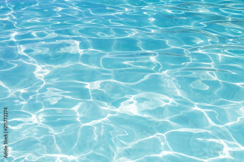 蓝色游泳池波纹水的背景