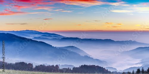 山景秀丽。日落时分的黑森林，德国。丰富多彩的旅行背景。