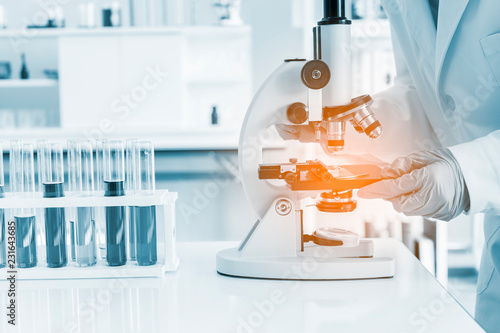 科学家手中的烧瓶和实验室里的科学实验设备，化学家手中的显微镜