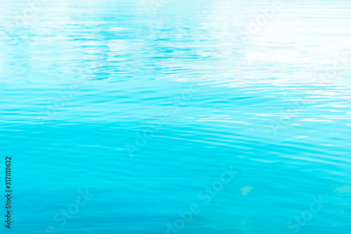 宁静的海面纹理。水波纹。湛蓝的海水在平静。清澈的海水