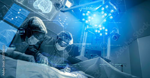 手术室医生或外科医生解剖先进的机器人手术机器未来虚拟界面