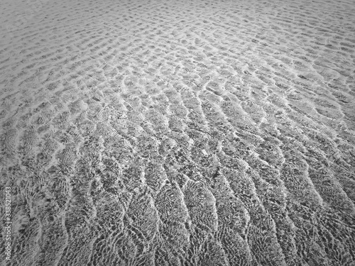 全画幅拍摄海滩上的波纹水