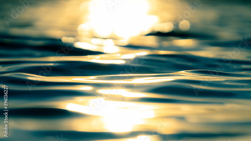 光反射在波纹的水面上