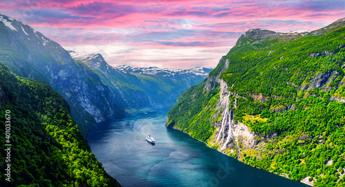 Gei附近的Sunnylvsfjorden峡湾和著名的七姐妹瀑布的壮丽全景