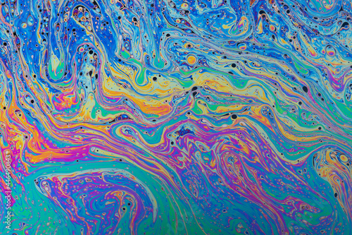 液体肥皂泡迷幻彩色抽象艺术。彩虹和山坳波浪的超现实图案
