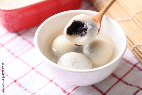 汤圆，一种用糯米粉做成的中式甜点，馅料是黑芝麻和姜