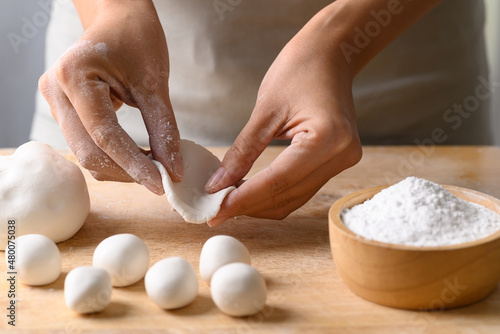 手工制作汤圆，用糯米粉做成的中式甜点