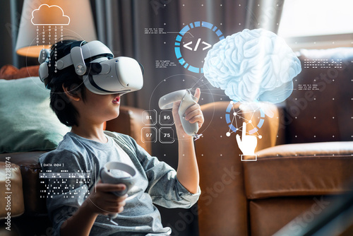 亚洲小男孩带着VR眼镜在家里学习人体路径模拟科学，好奇的学生